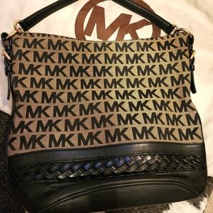 Beautiful AUTHENTIC Michael Kors Bucket Bag